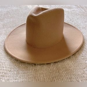 Universal Thread women’s wool hat. NWT. Camel color, 100% wool.